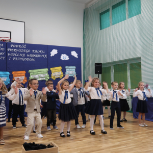Dzieci z klas pierwszych wykonują taniec podczas ślubowania. Kliknięcie na zdjęcie spowoduje jego powiększenie do rozmiaru oryginalnego.