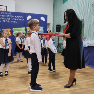 Pasowanie na ucznia przez panią Dyrektor Joannę Ozorkę-Krawczyk. Kliknięcie na zdjęcie spowoduje jego powiększenie do rozmiaru oryginalnego.