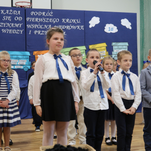 Grupka uczniów recytuje wiersze w czasie pasowania. Kliknięcie na zdjęcie spowoduje jego powiększenie do rozmiaru oryginalnego.