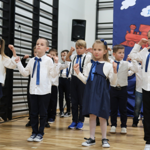 Uczniowie klas 1 a i b wykonują taniec na pasowaniu. Kliknięcie na zdjęcie spowoduje jego powiększenie do rozmiaru oryginalnego.