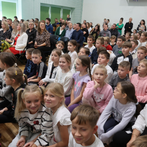 Dyrekcja, zaproszeni goście, nauczyciele, rodzice i uczniowie zgromadzeni na pasowaiu uczniów klas 1. Kliknięcie na zdjęcie spowoduje jego powiększenie do rozmiaru oryginalnego.