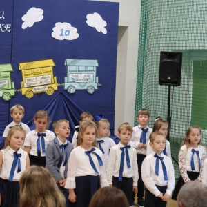 Część artystyczna przygotowana przez uczniów klas 1. Kliknięcie na zdjęcie spowoduje jego powiększenie do rozmiaru oryginalnego.