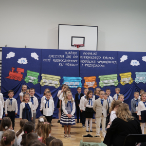 Uczniowie klas 1 prezentują część artystyczną przed osobami zgromadzonymi na ślubowaniu. Kliknięcie na zdjęcie spowoduje jego powiększenie do rozmiaru oryginalnego.