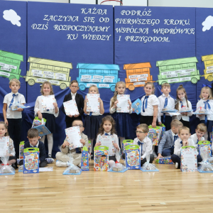 Klasa 1 a wraz z wychowawczynią panią Iwoną Czesak. Kliknięcie na zdjęcie spowoduje jego powiększenie do rozmiaru oryginalnego.