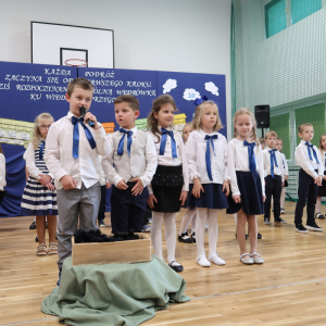 Kilkoro dzieci z klas 1 mówi wierszyki przygotowane na pasowanie uczniów klas 1. Kliknięcie na zdjęcie spowoduje jego powiększenie do rozmiaru oryginalnego.