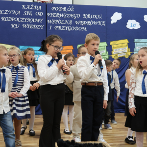 Dzieci z klasy 1 b w trakcie recytacji wierszy przygotowanych z okazji pasowania. Kliknięcie na zdjęcie spowoduje jego powiększenie do rozmiaru oryginalnego.