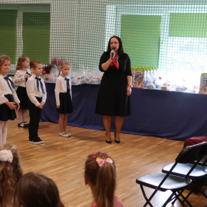 Pani Dyrektor przemawia w trakcie pasowania uczniów klas 1. Kliknięcie na zdjęcie spowoduje jego powiększenie do rozmiaru oryginalnego.