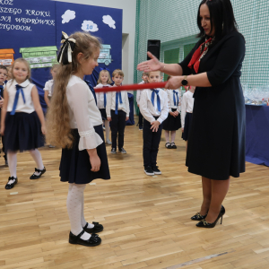 Pani Dyrektor Joanna Ozorka-Krawczyk pasuje na ucznia uczennicę klasy 1 a. Kliknięcie na zdjęcie spowoduje jego powiększenie do rozmiaru oryginalnego.