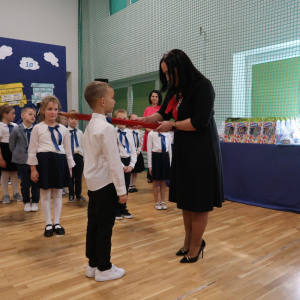 Uczeń klasy pierwszej w trakcie pasowania na ucznia. Kliknięcie na zdjęcie spowoduje jego powiększenie do rozmiaru oryginalnego.