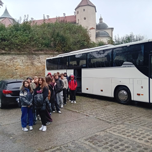 Klasy 8 przed autobusem. Uczniowie przyjechali do zmaku w Nowym Wiśniczu.  Kliknięcie na zdjęcie spowoduje jego powiększenie do rozmiaru oryginalnego.