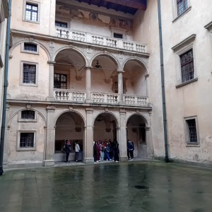 Zwiedzanie dziedzińca zamku w Nowym Wiśniczu.  Kliknięcie na zdjęcie spowoduje jego powiększenie do rozmiaru oryginalnego.