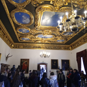 Jedna z sal w zamku w Nowym Wiśniczu z bogato zdobionym sufitem.  Kliknięcie na zdjęcie spowoduje jego powiększenie do rozmiaru oryginalnego.