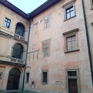 Dziedziniec zamku w Nowym Wiśniczu.  Kliknięcie na zdjęcie spowoduje jego powiększenie do rozmiaru oryginalnego.