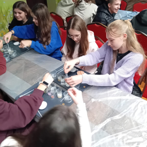 Uczennice biorą udział w warsztatach chemicznych na wiśnickim zamku.  Kliknięcie na zdjęcie spowoduje jego powiększenie do rozmiaru oryginalnego.