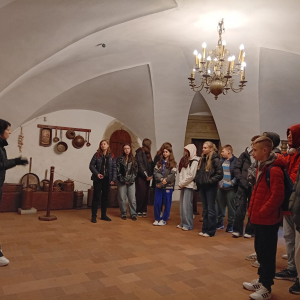 Młodzież  z klas 8 zwiedza kuchnię w zamku w Nowym Wiśniczu. Kliknięcie na zdjęcie spowoduje jego powiększenie do rozmiaru oryginalnego.