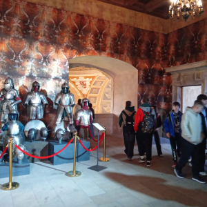 Uczniowie zwiedzają zamek, oglądają zbroje rycerskie.  Kliknięcie na zdjęcie spowoduje jego powiększenie do rozmiaru oryginalnego.