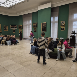 Uczniowie klas 7 zwiedzają Galerię Sztuki XIX w. w Krakowie. Kliknięcie na zdjęcie spowoduje jego powiększenie do rozmiaru oryginalnego.