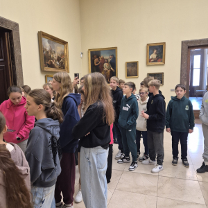 Siódmoklasiści podziwiają obrazy w Galerii Sztuki Polskiej. Kliknięcie na zdjęcie spowoduje jego powiększenie do rozmiaru oryginalnego.
