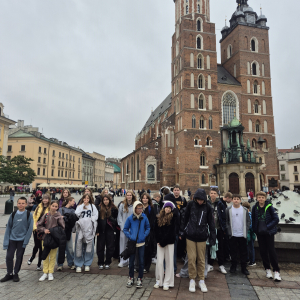 Klasy 7 stoją przed Kościołem Mariackim w Krakowie. Kliknięcie na zdjęcie spowoduje jego powiększenie do rozmiaru oryginalnego.