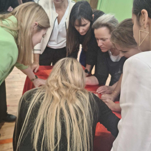 Jedna z grup układa napisy z scrabbli. Kliknięcie na zdjęcie spowoduje jego powiększenie do rozmiaru oryginalnego.