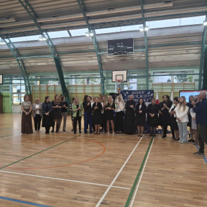 Nauczyciele z grupy białej świętują swoje zwycięstwo. Jedna z nauczycielek trzyma w górze uniesiony puchar. Kliknięcie na zdjęcie spowoduje jego powiększenie do rozmiaru oryginalnego.