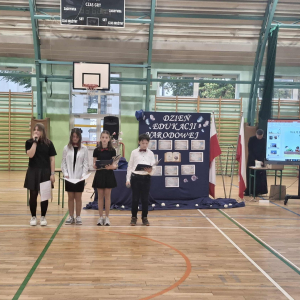 Część artystyczna przygotowana przez Samorząd Uczniowski z okazji Dnia Nauczyciela. Kliknięcie na zdjęcie spowoduje jego powiększenie do rozmiaru oryginalnego.