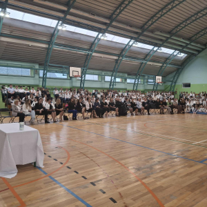 Nauczyciele i uczniowie zgromadzeni na hali gimnastycznej z okazji obchodów Dnia Nauczyciela. Kliknięcie na zdjęcie spowoduje jego powiększenie do rozmiaru oryginalnego.