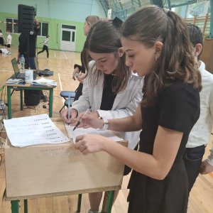 Samorząd Uczniowski przygotowuje zadania dla nauczycieli z okazji Dnia Nauczyciela. Kliknięcie na zdjęcie spowoduje jego powiększenie do rozmiaru oryginalnego.