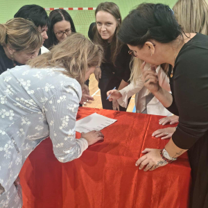 Nauczyciele rozwiązują hasła pochodzące ze sloganu uczniowskiego. Kliknięcie na zdjęcie spowoduje jego powiększenie do rozmiaru oryginalnego.