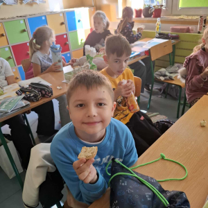 Uczniowie klasy 3 b jedzą przygotowane przez siebie chlebki. Kliknięcie na zdjęcie spowoduje jego powiększenie do rozmiaru oryginalnego.