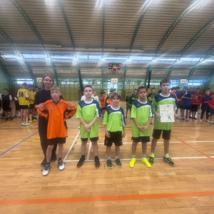 Grupka chłopców z nauczycielką wychowaniu fizycznego. Kliknięcie na zdjęcie spowoduje jego powiększenie do rozmiaru oryginalnego.