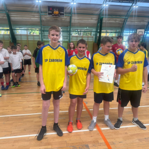 Grupka uczniów z dyplomem za zajęte miejsce w zawodach. Kliknięcie na zdjęcie spowoduje jego powiększenie do rozmiaru oryginalnego.