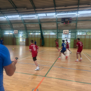 Jedna z reprezentacji rozgrywa mecz piłki nożnej na hali w Szczurowej. Kliknięcie na zdjęcie spowoduje jego powiększenie do rozmiaru oryginalnego.