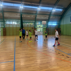 Uczniowie grają w koszykówkę na hali w Szczurowej. Kliknięcie na zdjęcie spowoduje jego powiększenie do rozmiaru oryginalnego.