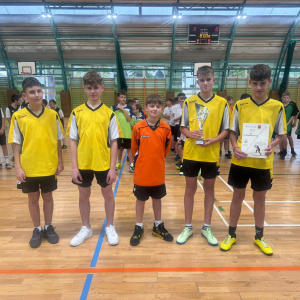 Jedna z reprezentacji biorących udział w Igrzyskach w Zespole Szkół w Szczurowej. Kliknięcie na zdjęcie spowoduje jego powiększenie do rozmiaru oryginalnego.