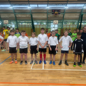 Dzieci biorące udział w zawodach sportowych. Kliknięcie na zdjęcie spowoduje jego powiększenie do rozmiaru oryginalnego.