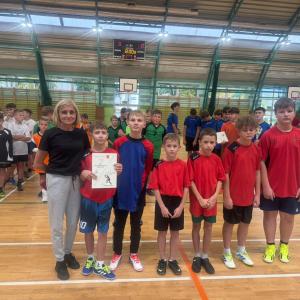 Reprezentacja PSP w Strzelcach Wielkich wraz z nauczycielką wychowania fizycznego. Kliknięcie na zdjęcie spowoduje jego powiększenie do rozmiaru oryginalnego.