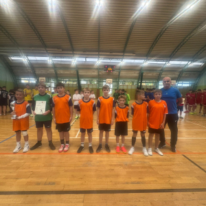 Pan Robert Dzień wraz z uczniami reprezentującymi naszą szkołę w Igrzyskach. Kliknięcie na zdjęcie spowoduje jego powiększenie do rozmiaru oryginalnego.