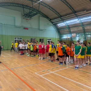 Reprezentacje szkół z terenu Gminy Szczurowa zebrane na hali gimnastycznej. Kliknięcie na zdjęcie spowoduje jego powiększenie do rozmiaru oryginalnego.