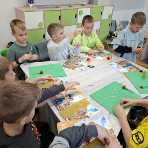 Wykonywanie świec w ramach spotkania z pszczelarzem. Kliknięcie na zdjęcie spowoduje jego powiększenie do rozmiaru oryginalnego.