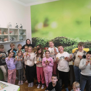 Dzieci uczestniczące w spotkaniu z pszczelarzem prezentują wykonane świece. Kliknięcie na zdjęcie spowoduje jego powiększenie do rozmiaru oryginalnego.