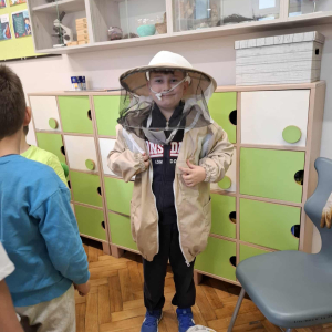 Chłopiec w stroju pszczelarza. Kliknięcie na zdjęcie spowoduje jego powiększenie do rozmiaru oryginalnego.