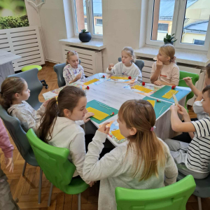 Przygotowywanie świec woskowych przez uczniów klas trzecich. Kliknięcie na zdjęcie spowoduje jego powiększenie do rozmiaru oryginalnego.