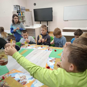 Trzecioklasiści robią woskowe świece. Kliknięcie na zdjęcie spowoduje jego powiększenie do rozmiaru oryginalnego.
