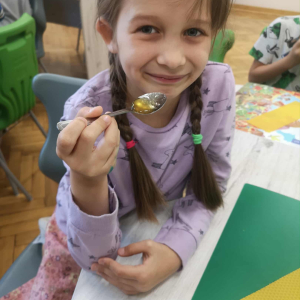 Uczennica klasy 3 z łyżeczką miodu. Kliknięcie na zdjęcie spowoduje jego powiększenie do rozmiaru oryginalnego.