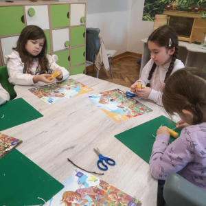 Uczennice klas trzecich w trakcie warsztatów pszczelarskich. Kliknięcie na zdjęcie spowoduje jego powiększenie do rozmiaru oryginalnego.