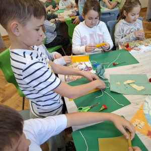 Klasy 3 wykonują świece. Kliknięcie na zdjęcie spowoduje jego powiększenie do rozmiaru oryginalnego.