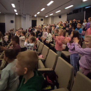 Uczniowie klas 2 klaszczą: biorą udział w lekcji w bibliotece w brzesku. Kliknięcie na zdjęcie spowoduje jego powiększenie do rozmiaru oryginalnego.