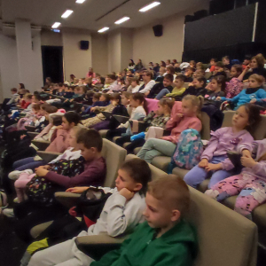 Dzieci z klas 2 uczestniczą w warsztatach komunikacyjnych. Kliknięcie na zdjęcie spowoduje jego powiększenie do rozmiaru oryginalnego.