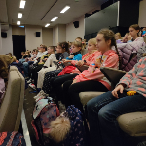 Uczniowie klas drugich uczestniczą w lekcji w kinie. Kliknięcie na zdjęcie spowoduje jego powiększenie do rozmiaru oryginalnego.